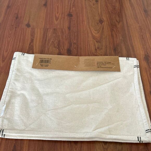 New country market cloth linen bee and crown set of four placemats - Picture 4 of 4